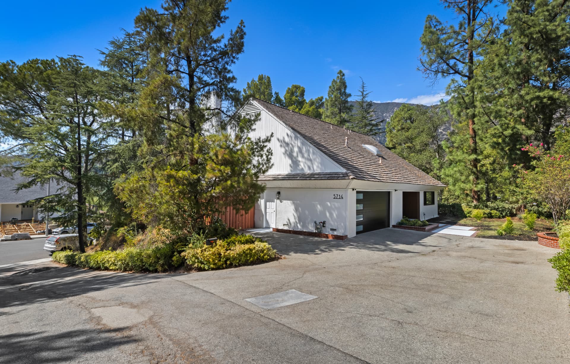 5714 Alder Ridge Drive front exterior, a 1966 mid-century modern home framed by mature pines in La Canada Flintridge